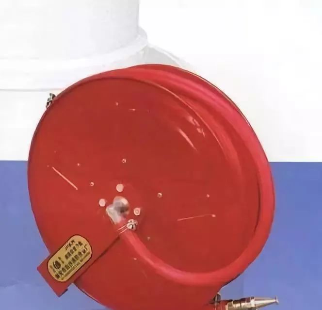 室內(nèi)消火栓箱內(nèi)一般應(yīng)配置什么？